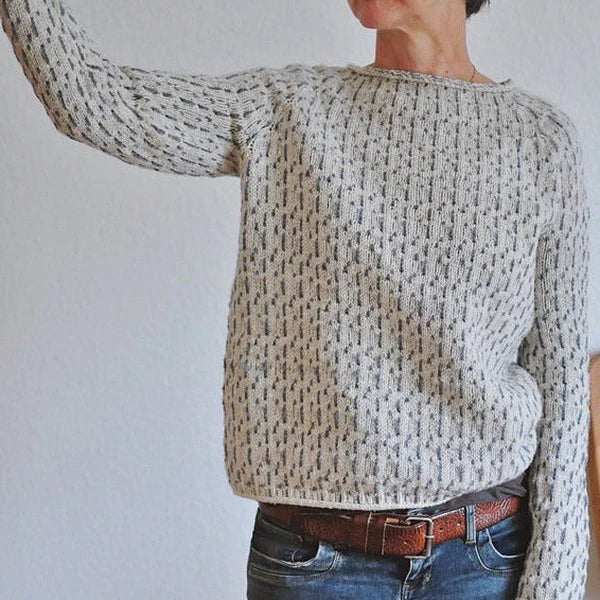 Victoria | Elegante suéter gris con escote barco