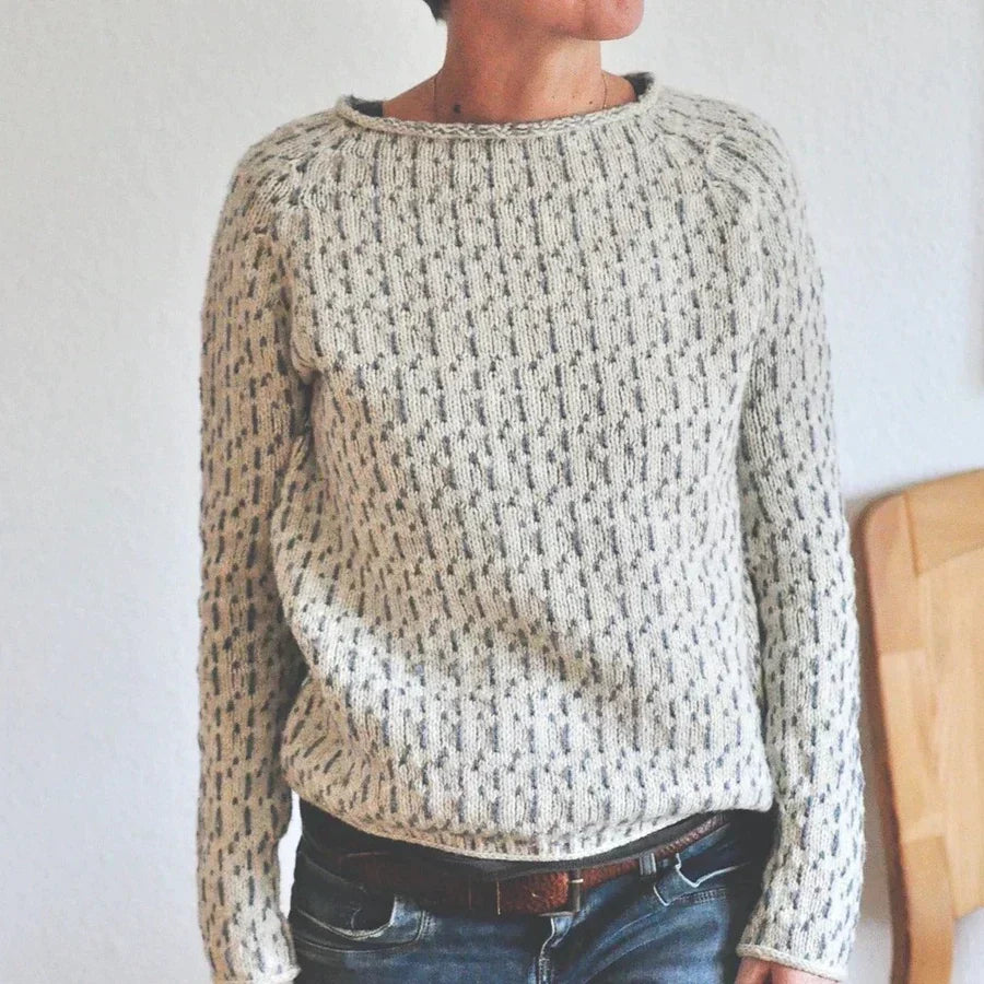 Victoria | Elegante suéter gris con escote barco