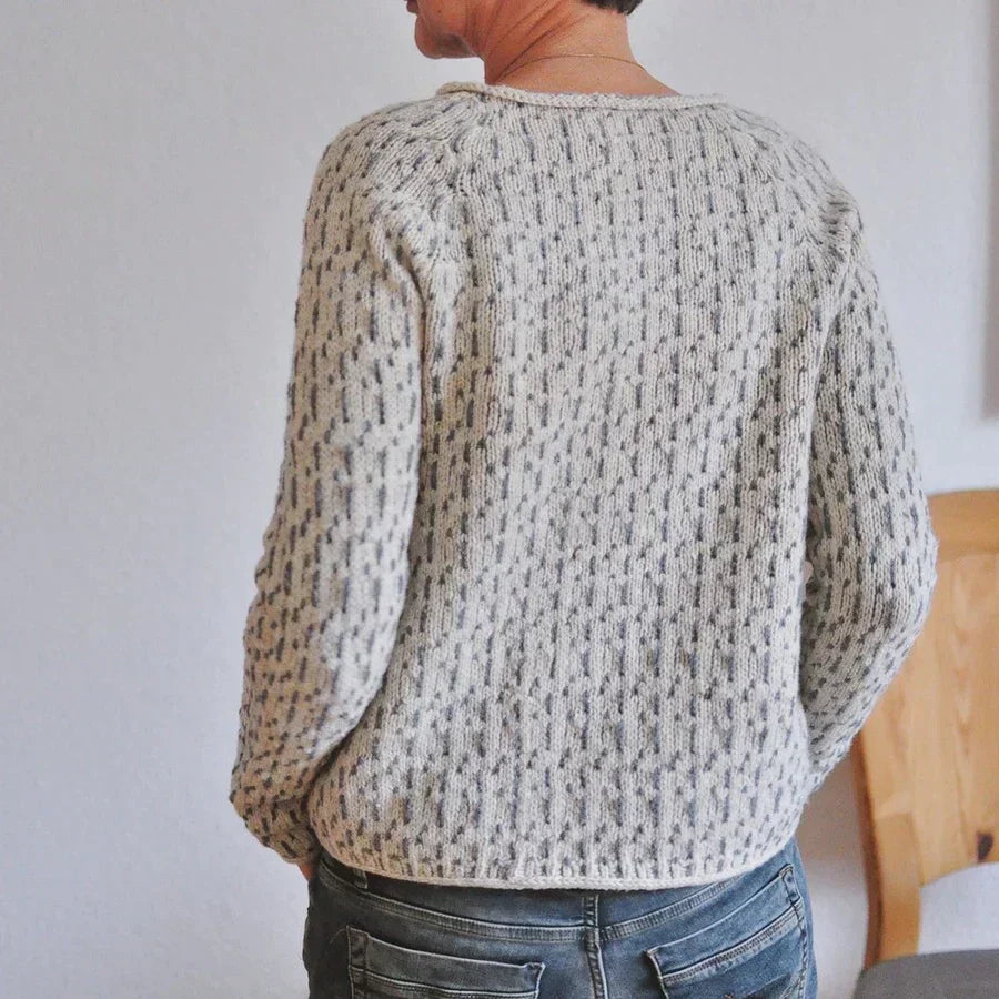 Victoria | Elegante suéter gris con escote barco