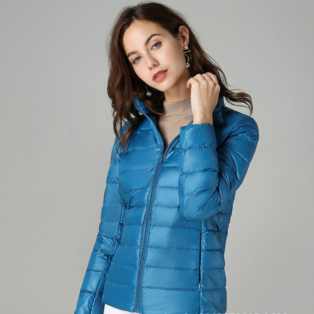 Myra™ | Chaqueta de plumas ultral ligera con sofisticados pliegues