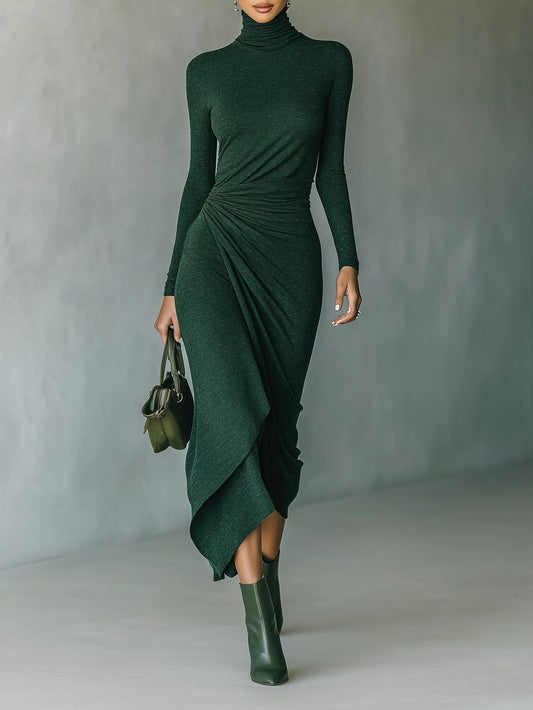 Lenora™ - Vestido midi envolvente asimétrico con pliegues y cuello alto en verde oscuro